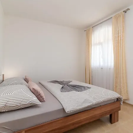 Beachfront Jurica With Balcony Апартаменти