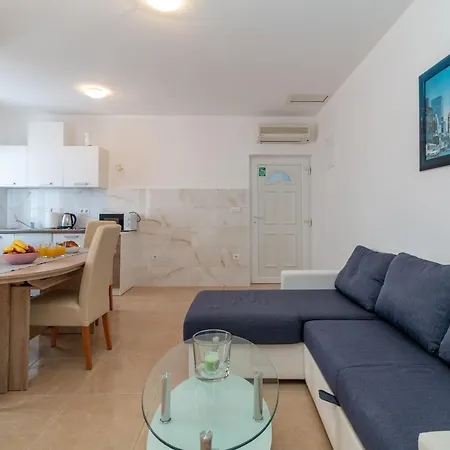 Apartamento Beachfront Jurica With Balcony Trogir