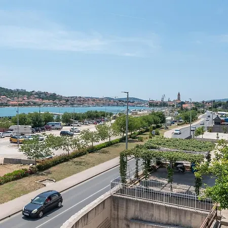 Beachfront Jurica With Balcony Apartamento *
