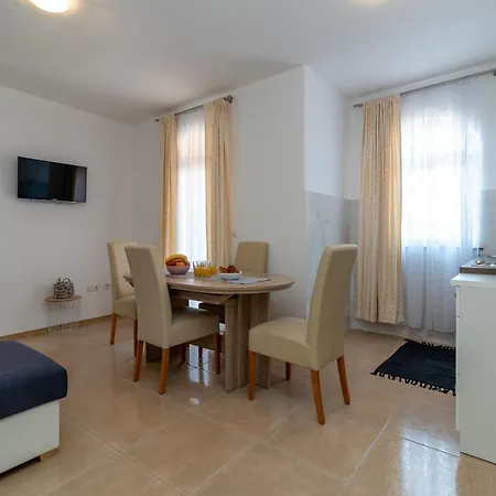Beachfront Jurica With Balcony Apartamento *