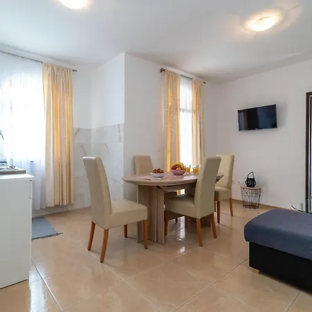 Apartamento Beachfront Jurica With Balcony Trogir