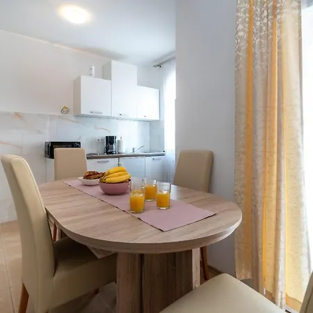 Апартаменти Beachfront Jurica With Balcony Трогір