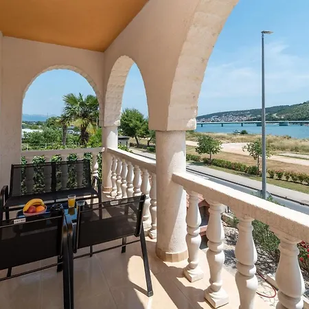 Beachfront Jurica With Balcony Апартаменти Трогір