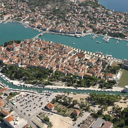 Beachfront Jurica With Balcony Апартаменти Трогір