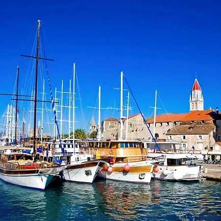 Beachfront Jurica With Balcony * Trogir