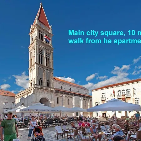 Beachfront Jurica With Balcony Apartamento Trogir
