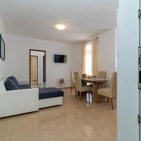 Beachfront Jurica With Balcony Apartamento