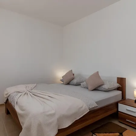 Beachfront Jurica With Balcony Trogir