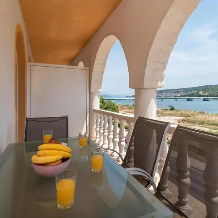 Апартаменти Beachfront Jurica With Balcony Трогір