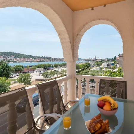 Beachfront Jurica With Balcony Apartamento Trogir