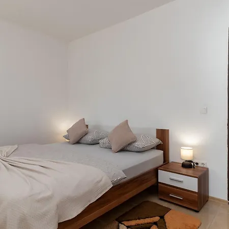 Beachfront Jurica With Balcony Apartamento *