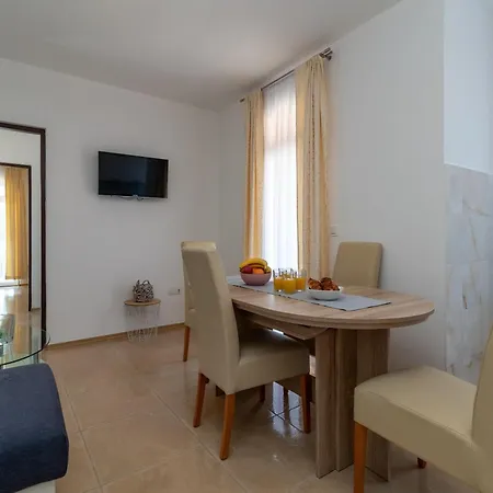 Beachfront Jurica With Balcony * Trogir