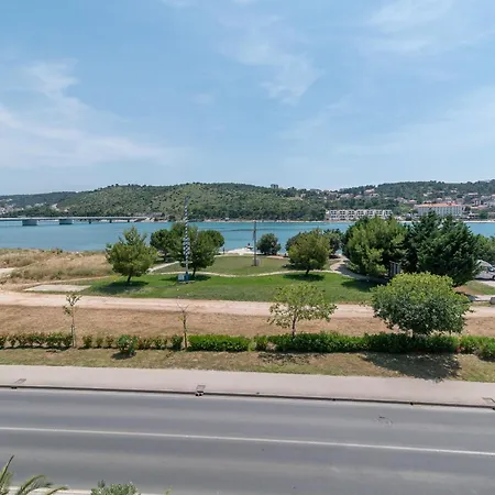 Beachfront Jurica With Balcony Apartamento *