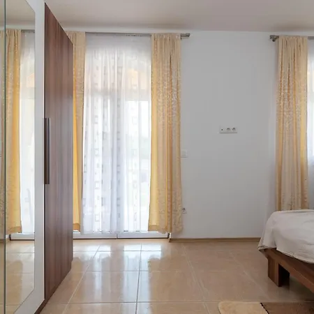 Beachfront Jurica With Balcony Apartamento *
