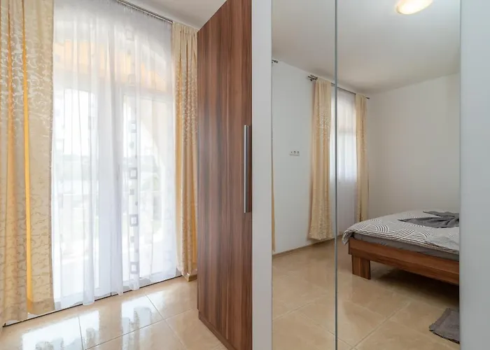 Beachfront Jurica With Balcony Lejlighed