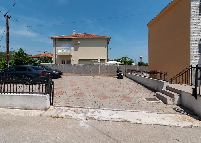 Beachfront Jurica With Balcony Lejlighed Trogir