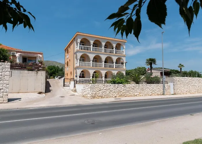 Beachfront Jurica With Balcony Lejlighed Trogir