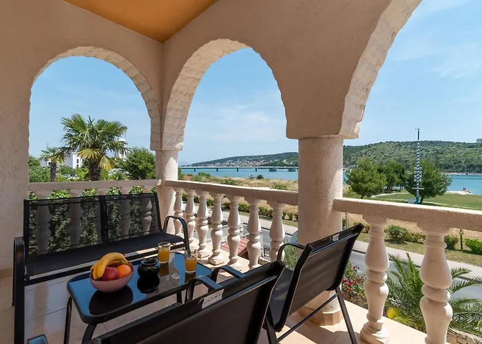 Beachfront Jurica With Balcony Lejlighed Trogir