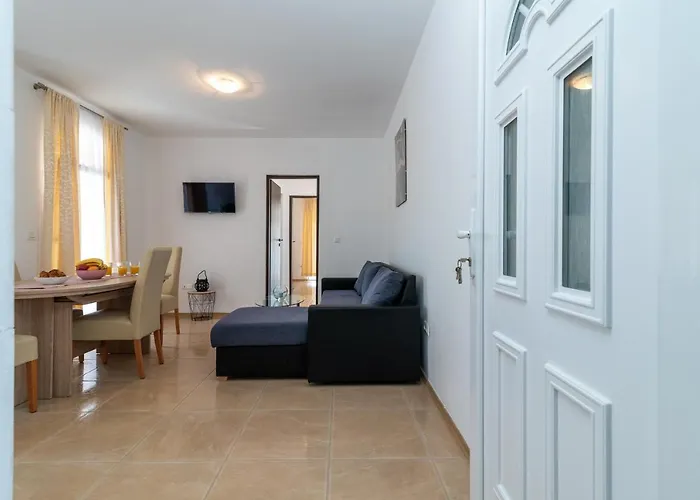 Lejlighed Beachfront Jurica With Balcony Trogir