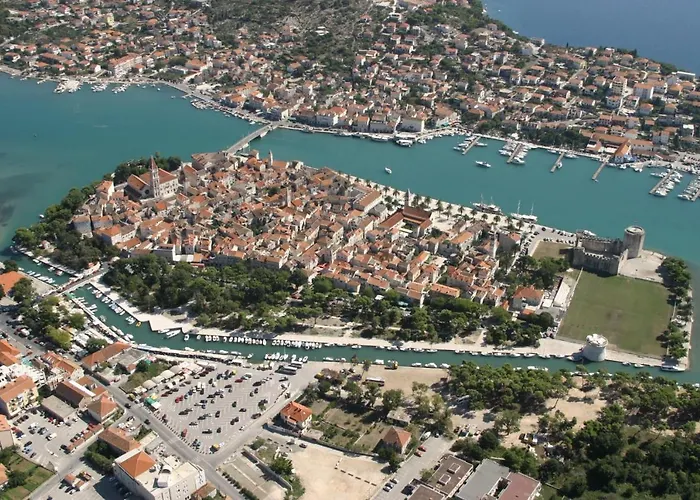 Beachfront Jurica With Balcony Lejlighed Trogir