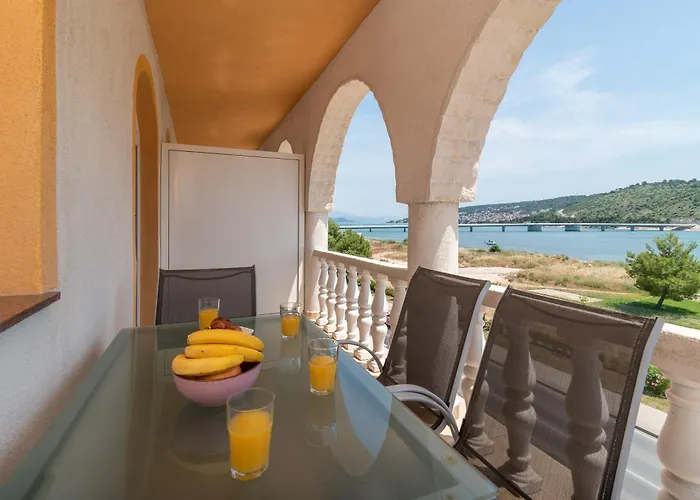 Lejlighed Beachfront Jurica With Balcony Trogir