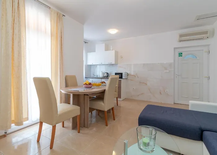 Beachfront Jurica With Balcony Lejlighed Trogir