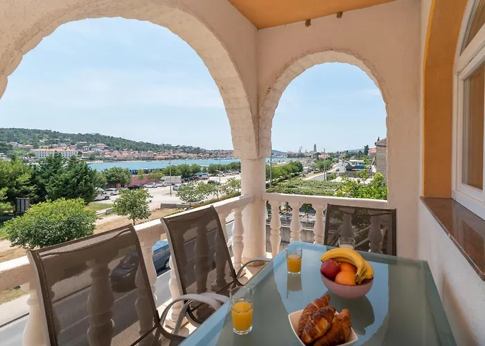 Beachfront Jurica With Balcony Lejlighed Trogir