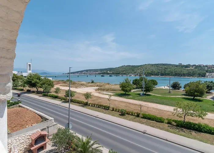 Beachfront Jurica With Balcony Lejlighed Trogir