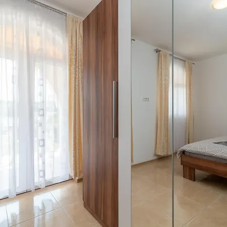 Beachfront Jurica With Balcony Διαμέρισμα