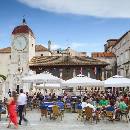 Beachfront Jurica With Balcony * Τρογκίρ