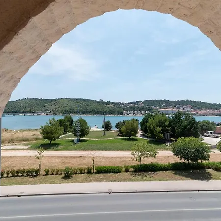 Beachfront Jurica With Balcony Appartement *