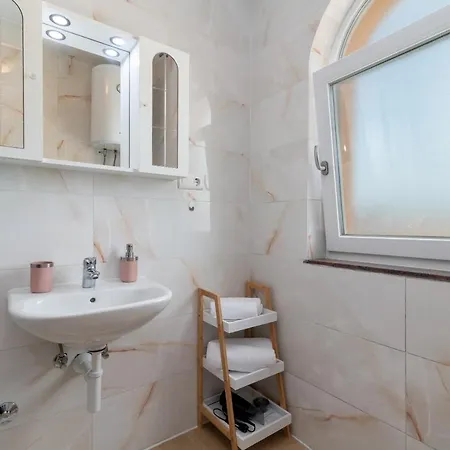 Διαμέρισμα Beachfront Jurica With Balcony Τρογκίρ