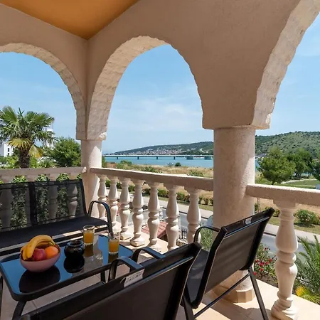 Beachfront Jurica With Balcony Appartement Trogir
