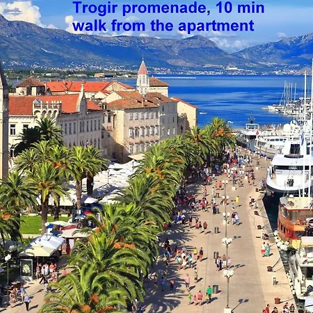 Beachfront Jurica With Balcony Διαμέρισμα