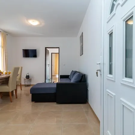 Lägenhet Beachfront Jurica Trogir