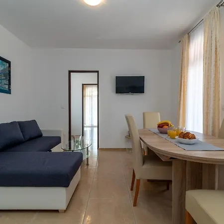 Beachfront Jurica With Balcony Appartement Trogir