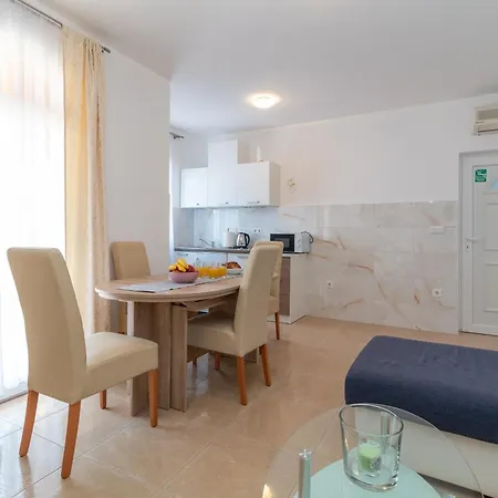 Beachfront Jurica With Balcony Appartement Trogir