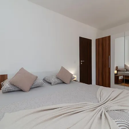 Lägenhet Beachfront Jurica Trogir