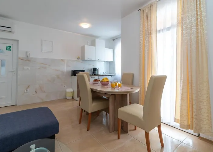 Beachfront Jurica With Balcony Appartement Trogir
