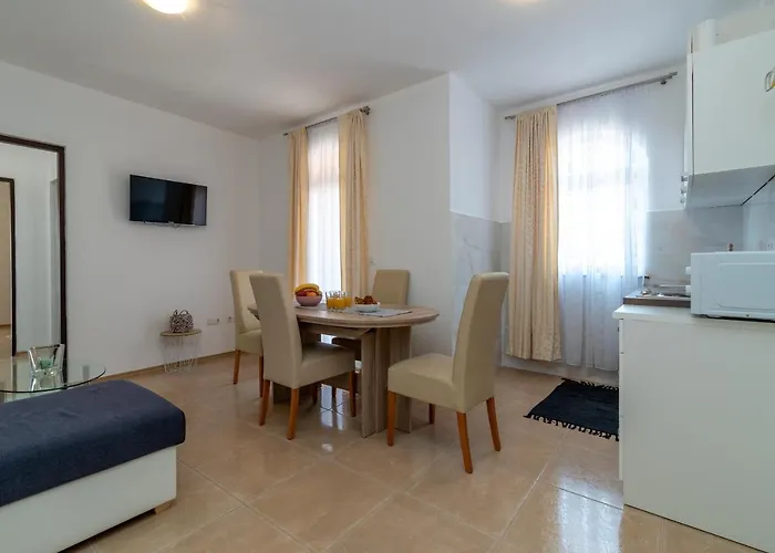 Beachfront Jurica With Balcony Appartement *