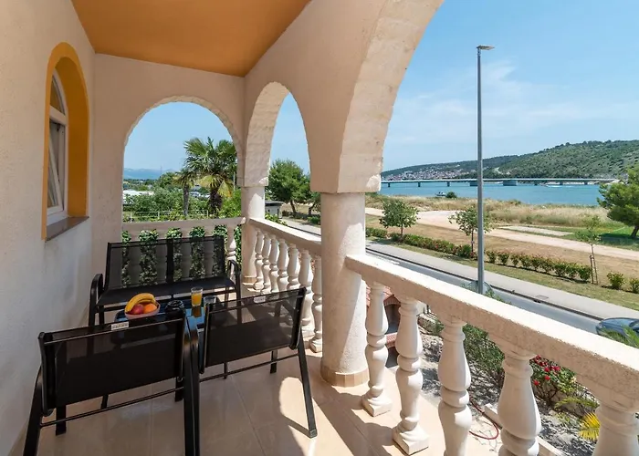 Beachfront Jurica With Balcony Appartement Trogir