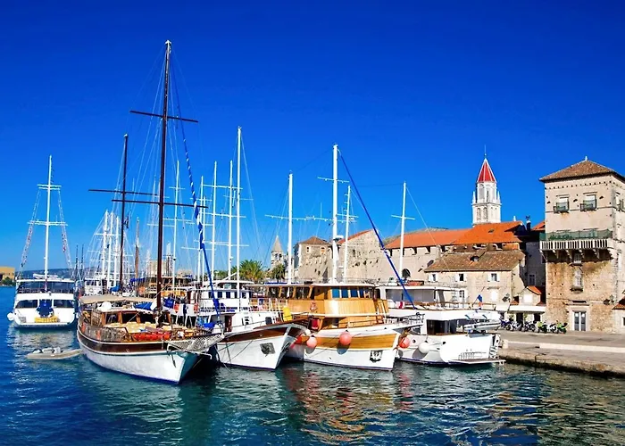 Beachfront Jurica With Balcony * Trogir