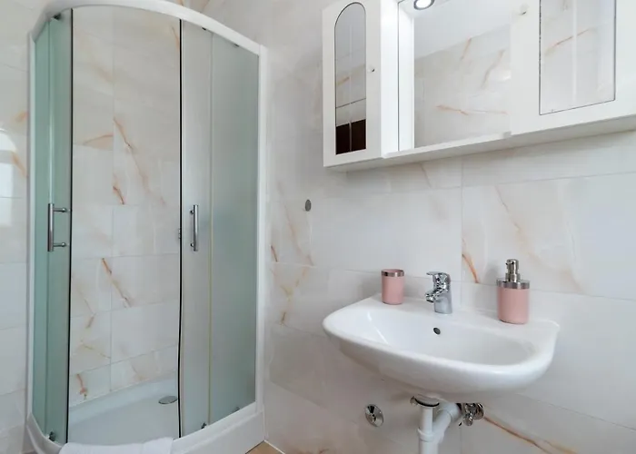 Beachfront Jurica With Balcony Appartement Trogir