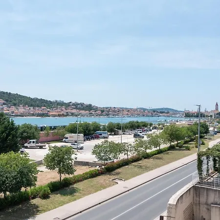 Beachfront Jurica With Balcony Διαμέρισμα
