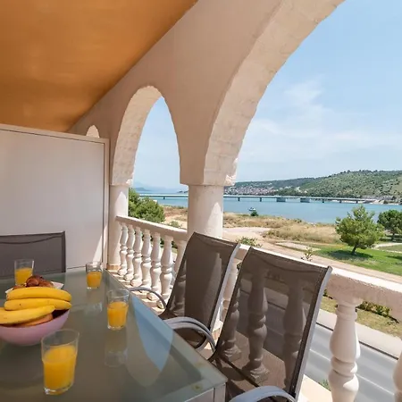 Beachfront Jurica With Balcony Διαμέρισμα *
