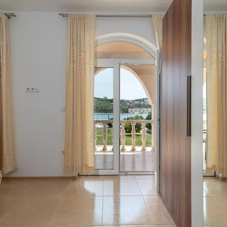 Διαμέρισμα Beachfront Jurica With Balcony *