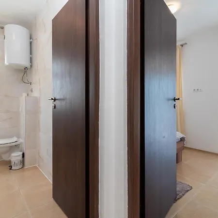 شقة Beachfront Jurica With Balcony تروغير