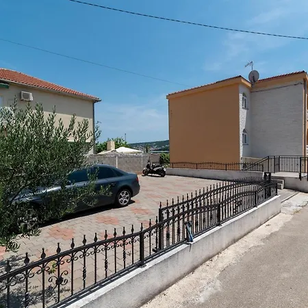 Beachfront Jurica With Balcony تروغير