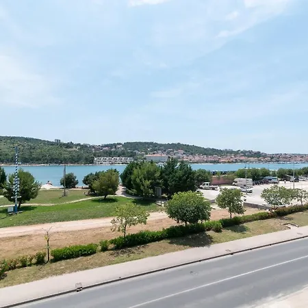 Beachfront Jurica With Balcony Τρογκίρ