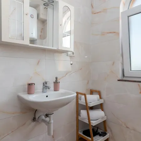 Beachfront Jurica With Balcony شقة